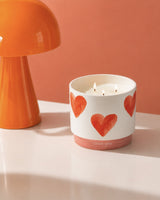 Candela And Nook Love You in ceramica dipinta a mano con decorazione di cuori, tre stoppini e vaso riutilizzabile come portavaso.