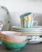 Set 2 mug And Nook Oh La Sway in ceramica dipinta a mano con onde colorate esterne e dettagli interni decorativi, capacità 180 ml.