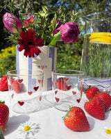Set 2 bicchieri And Nook in vetro borosilicato fatto a mano con decorazione a cuori rossi, capacità 250 ml, design elegante e artigianale per la tavola.