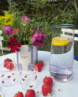 Set 2 bicchieri And Nook in vetro borosilicato fatto a mano con decorazione a cuori rossi, capacità 250 ml, design elegante e artigianale per la tavola.