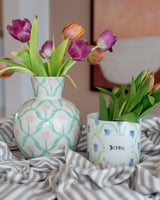 Vaso decorativo And Nook dipinto a mano con motivo di tulipani rosa, design artigianale in ceramica per bouquet e decorazione d'interni.