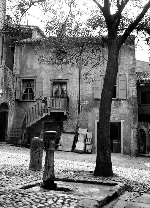 FONTANA IN PIAZZA TURAZZA archivio fotografico toninelli malcesine