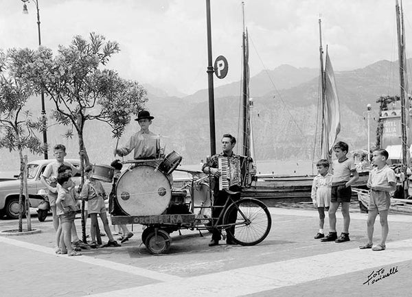 ORCHESTRINA IN PIAZZA, 1955 ARCHIVIO FOTOGRAFICO TONINELLI MALCESINE