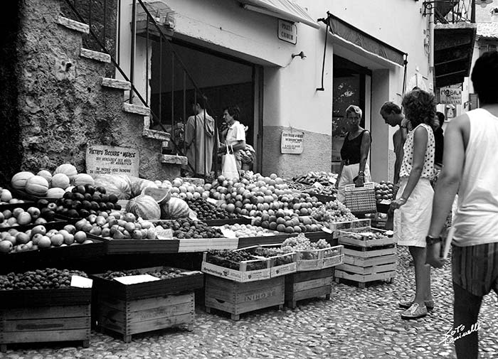FRUTTIVENDOLO IN PIAZZA CAVOUR, 1991 ARCHIVIO FRANCO TONINELLI MALCESINE