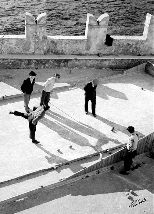 BOCCE A PALAZZO DEI CAPITANI, 1950 ARCHIVIO TONINELLI Malcesine